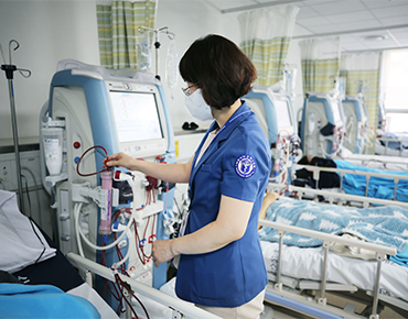 신장투석하는 장면